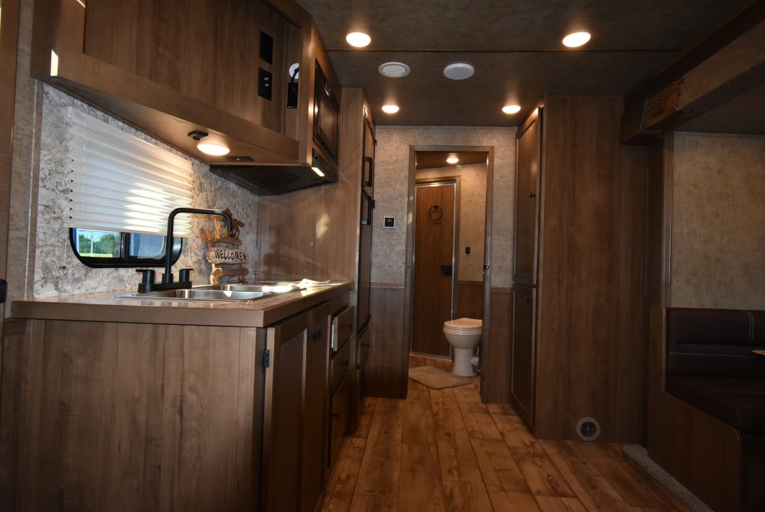 New 2027 Lakota Legacy 8315SR Horse Trailer