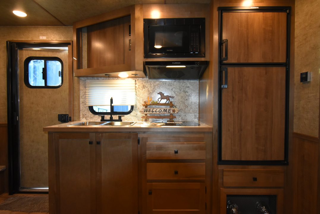 New 2027 Lakota Legacy 8315SR Horse Trailer