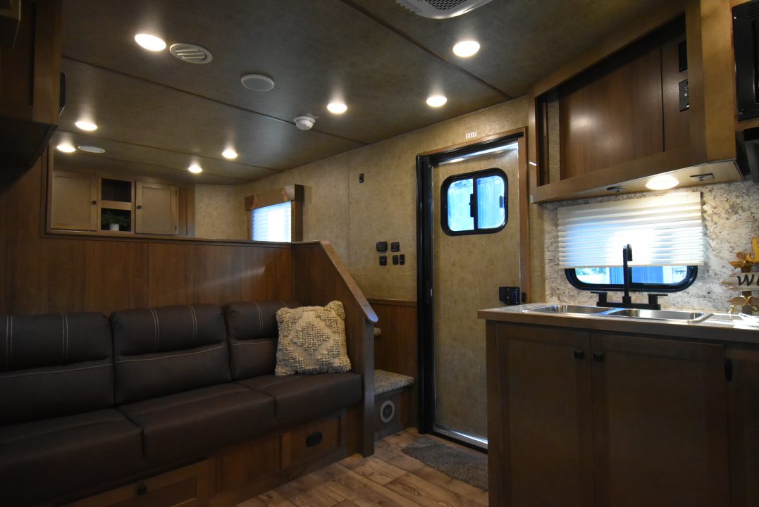 New 2027 Lakota Legacy 8315SR Horse Trailer