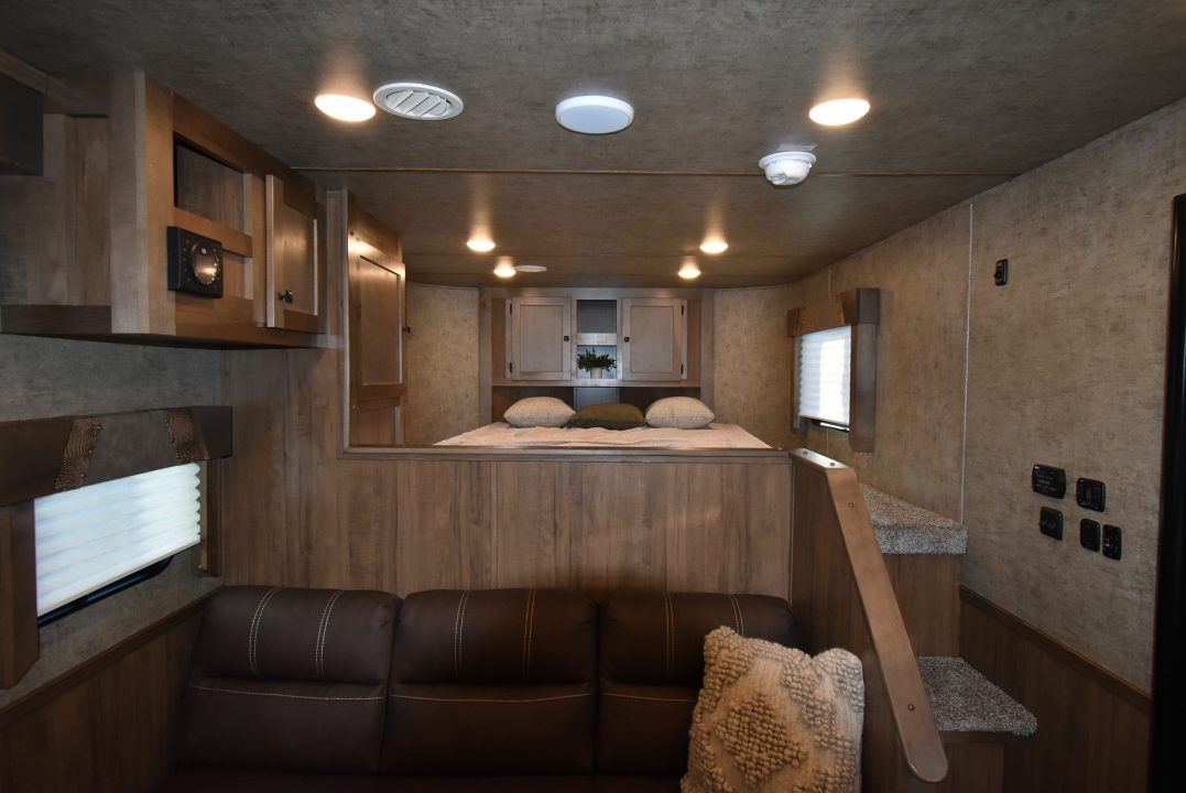 New 2027 Lakota Legacy 8315SR Horse Trailer
