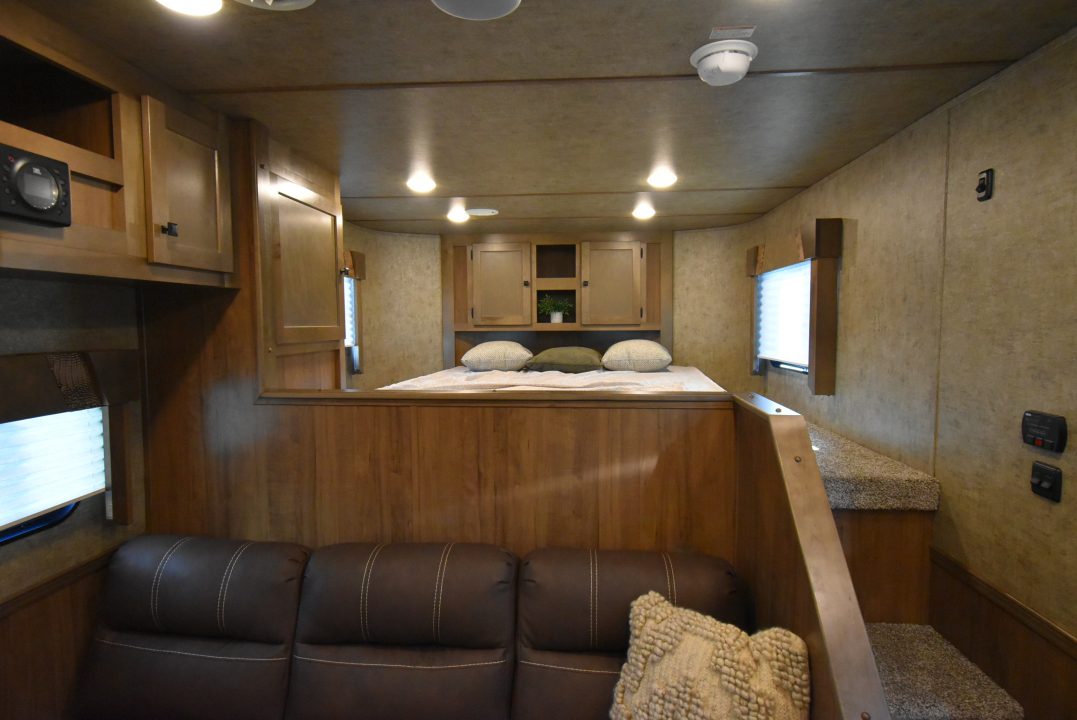 New 2027 Lakota Legacy 8315SR Horse Trailer