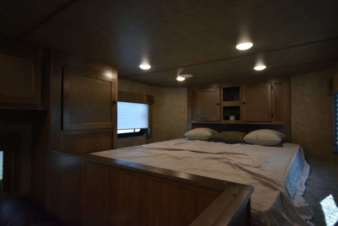 New 2027 Lakota Legacy 8315SR Horse Trailer