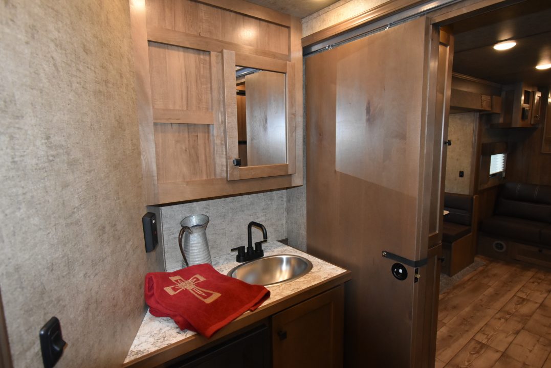 New 2027 Lakota Legacy 8315SR Horse Trailer