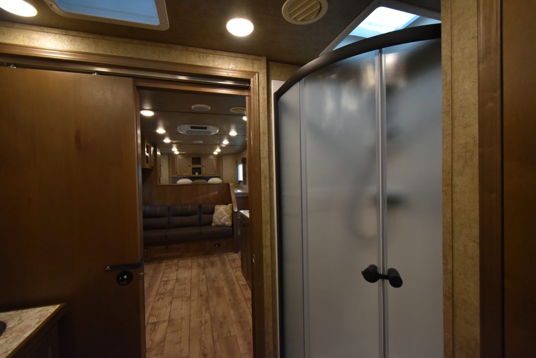 New 2027 Lakota Legacy 8315SR Horse Trailer