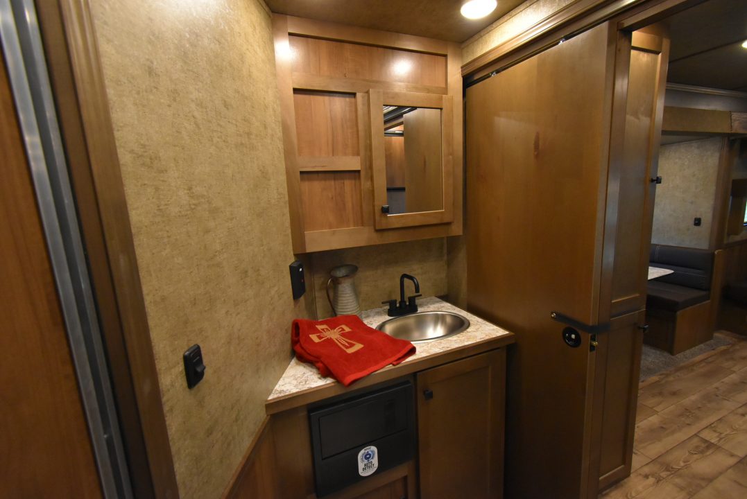 New 2027 Lakota Legacy 8315SR Horse Trailer