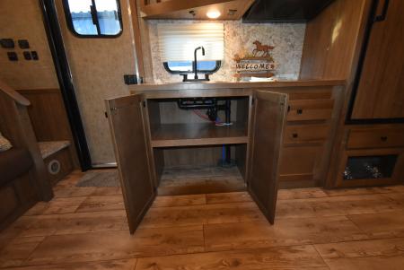 New 2027 Lakota Legacy 8315SR Horse Trailer