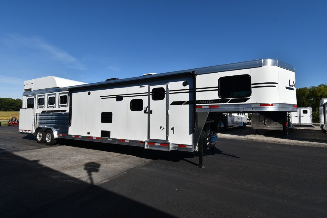 New 2027 Lakota Legacy 8415SR Horse Trailer