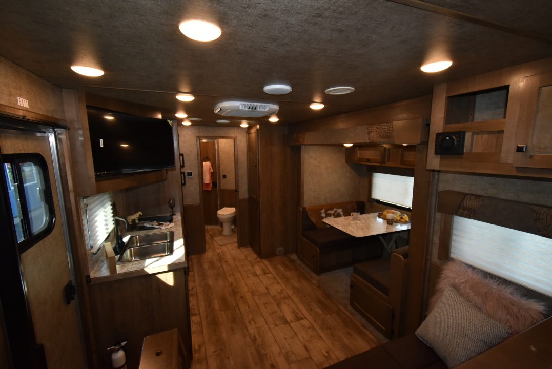 New 2027 Lakota Legacy 8415SR Horse Trailer