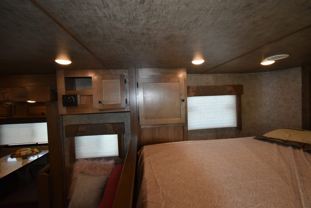 New 2027 Lakota Legacy 8415SR Horse Trailer