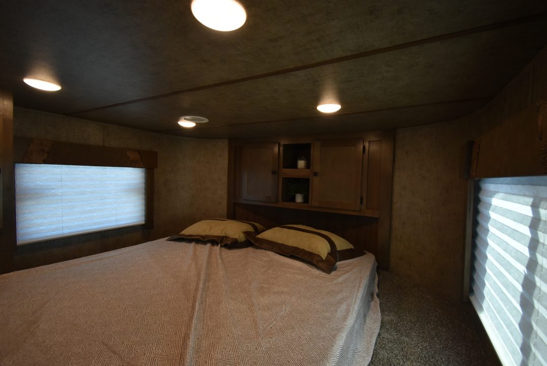 New 2027 Lakota Legacy 8415SR Horse Trailer