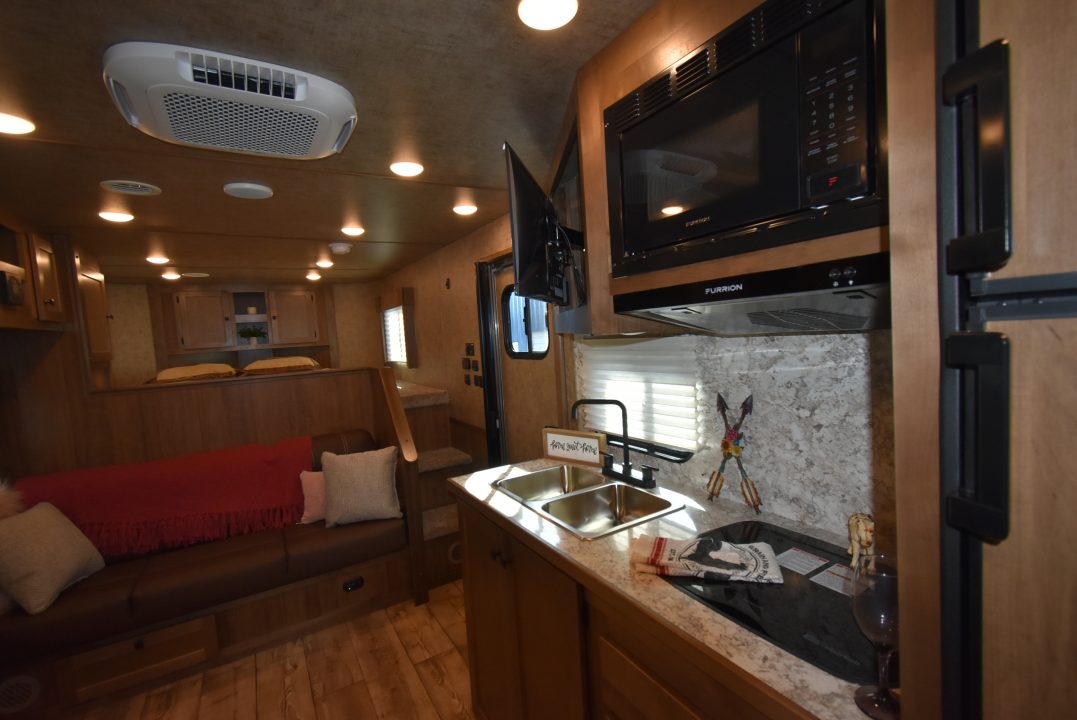 New 2027 Lakota Legacy 8415SR Horse Trailer