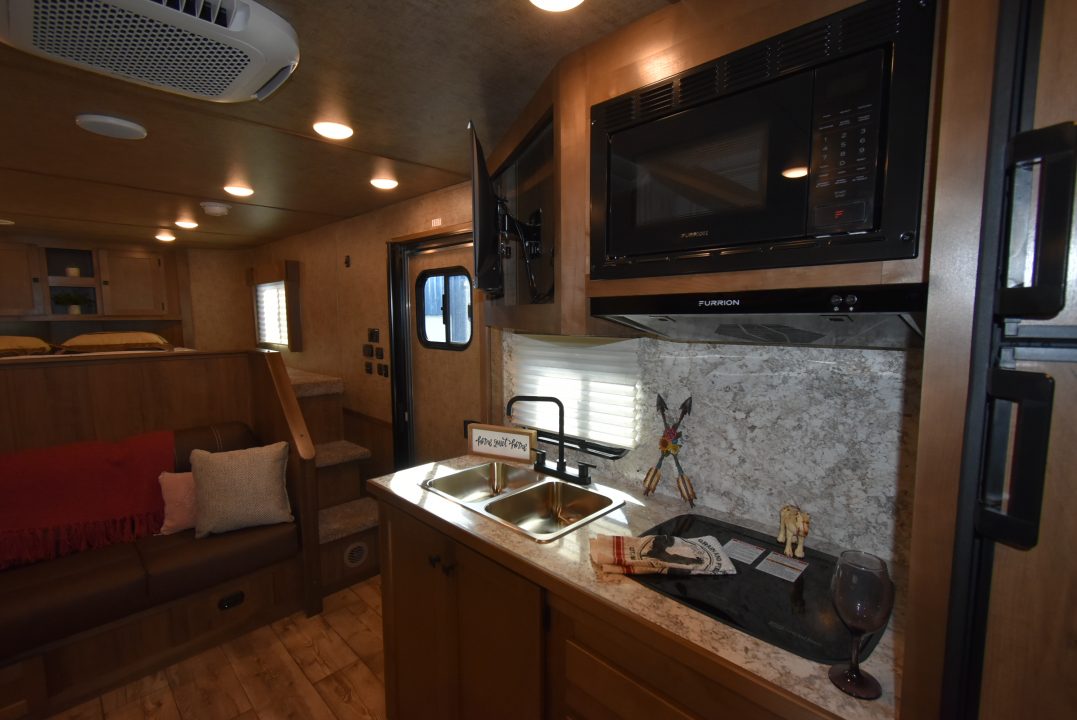 New 2027 Lakota Legacy 8415SR Horse Trailer