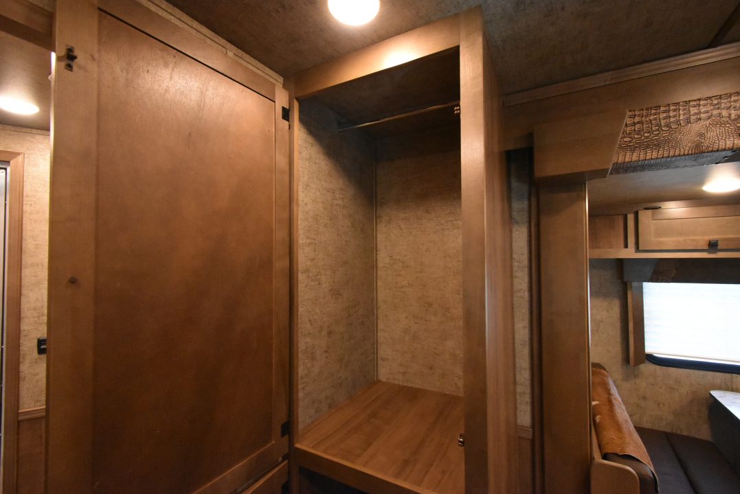 New 2027 Lakota Legacy 8415SR Horse Trailer
