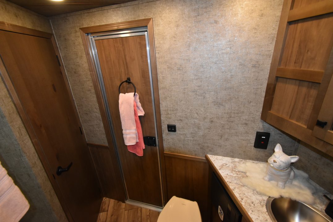 New 2027 Lakota Legacy 8415SR Horse Trailer