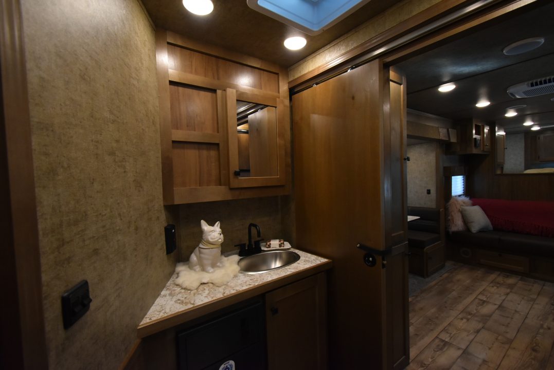 New 2027 Lakota Legacy 8415SR Horse Trailer