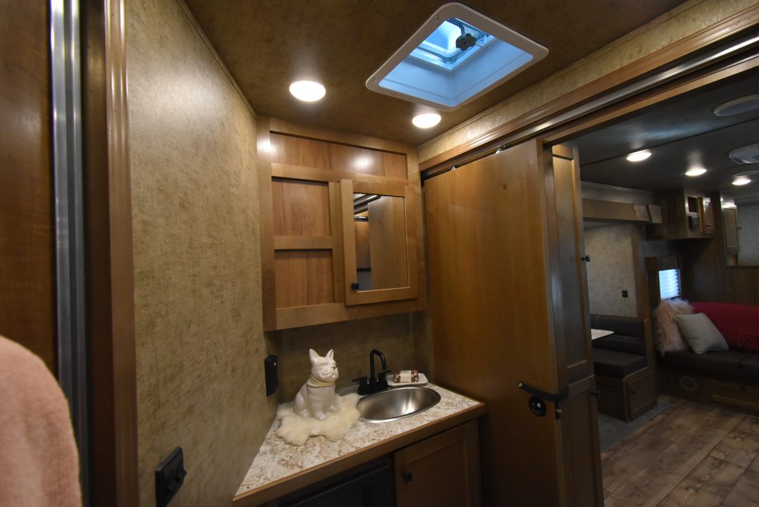 New 2027 Lakota Legacy 8415SR Horse Trailer