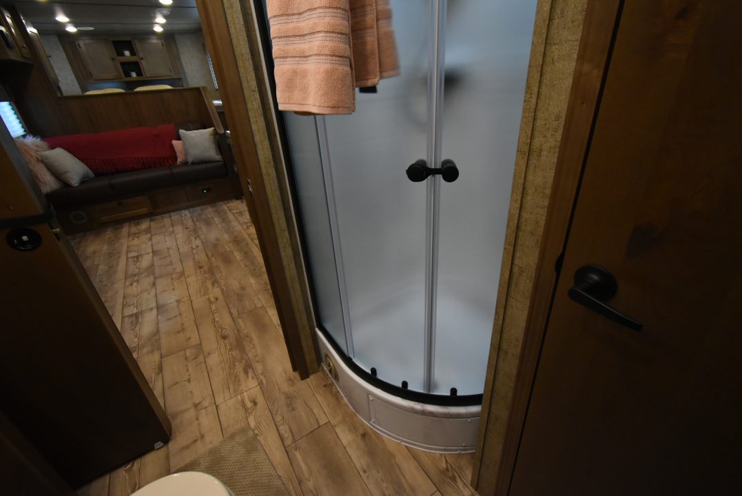 New 2027 Lakota Legacy 8415SR Horse Trailer