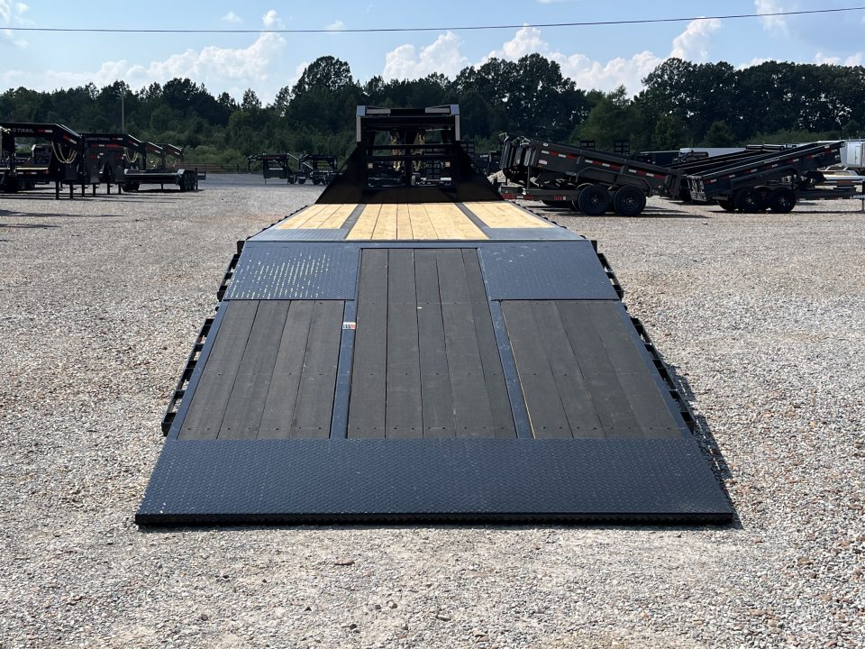 New 2027 Load Trail Gooseneck Hyd Dovetail Trailer | 102" x 32' 25.9K GVWR