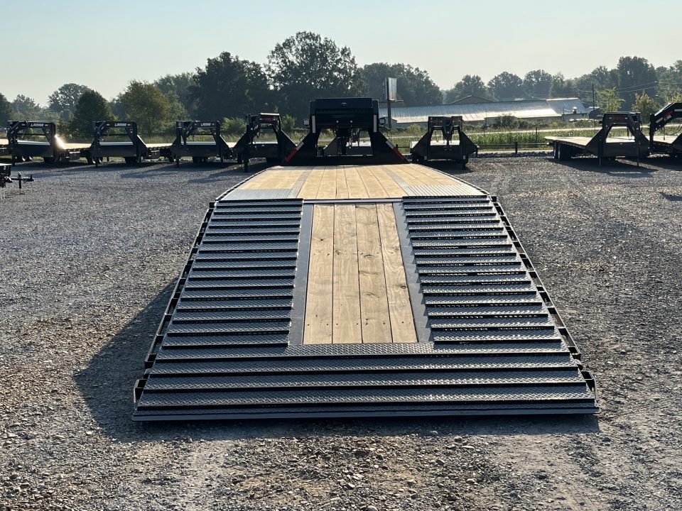 New 2027 MAXX-D 102"X40' Hydraulic Dovetail Gooseneck Trailer *AIR RIDE*