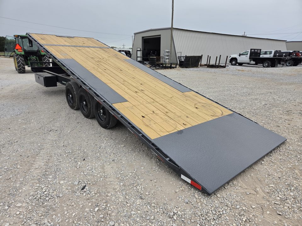 New 2027 Lamar 102X26 TRIPLE 21K DECKOVER POWER TILT W/HYDROJACK & 17.5" TIRES