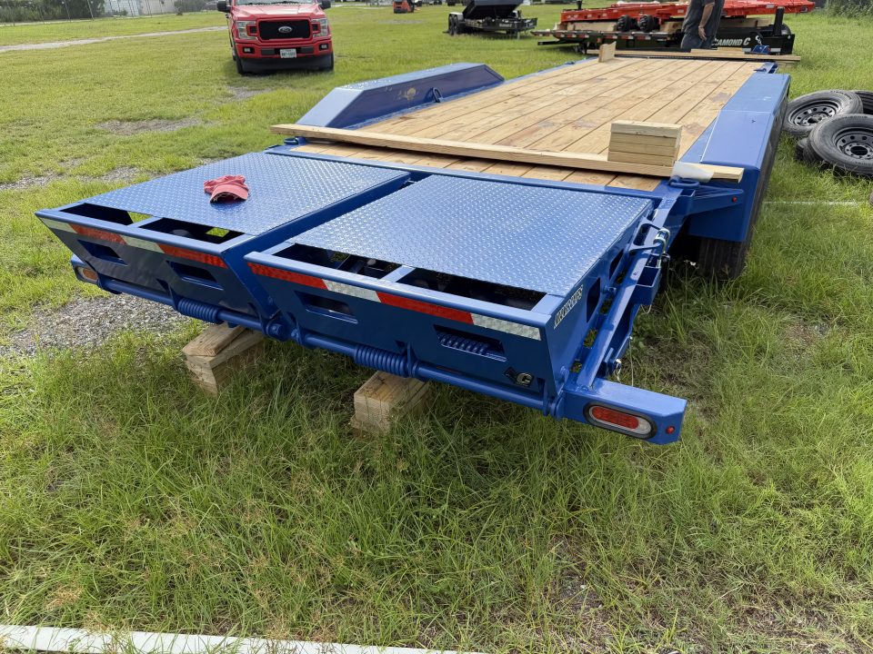 New 2027 Diamond C LPX307 Equipment Trailer 24’ PACESETTER WITH MAX RAMPS 2 SPEED 15K DROP LEG JACK