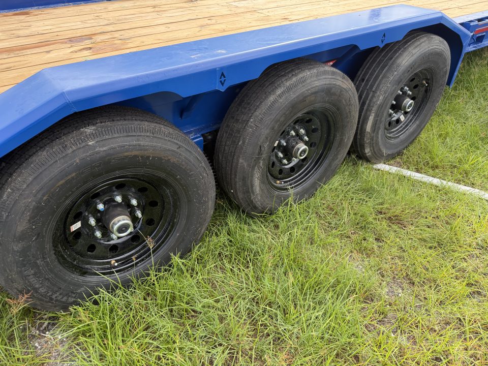 New 2027 Diamond C LPX307 Equipment Trailer 24’ PACESETTER WITH MAX RAMPS 2 SPEED 15K DROP LEG JACK
