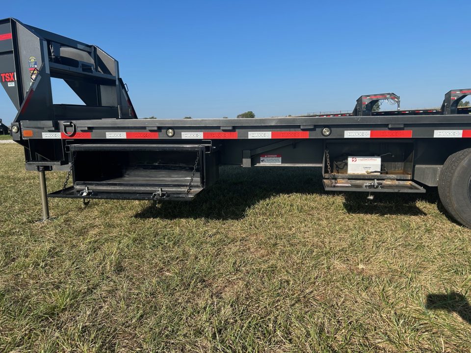 Used 2026 MAXX-D 102x26 Tandem 11.5K GN Deckover Power Tilt w/ Hydraulic Jacks & EOH Brakes