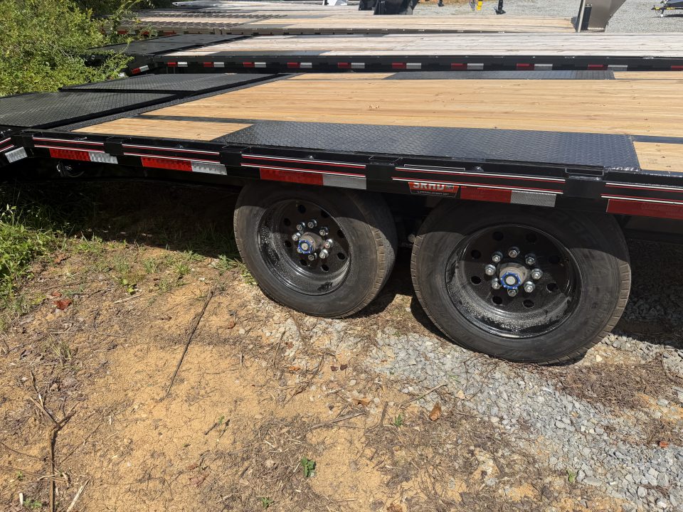 New 2027 Diamond C FMAX208 GOOSENECK TRAILER MAX RAMPS SLIPPER ROLLER