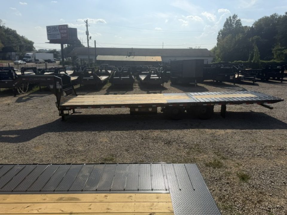 New Load Trail Gooseneck 102x32 Hydraulic Dovetail 24K Black W/ Raised Neck, Pipe Bridge, 17.5/16P & 12' Tail W/ Cleats