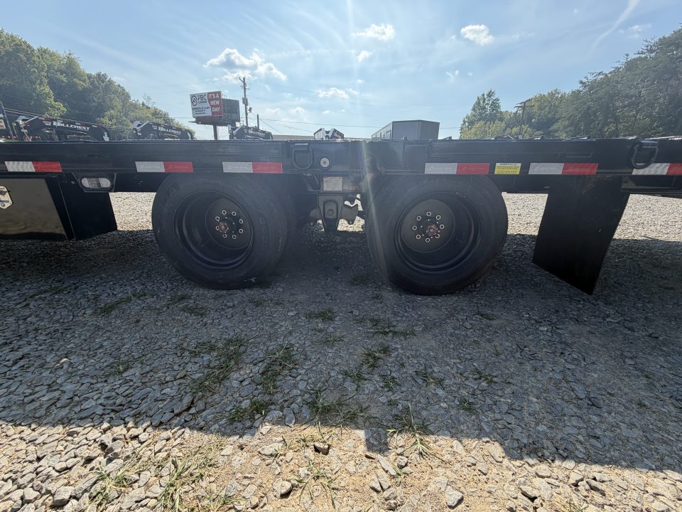 New Load Trail Gooseneck 102x32 Hydraulic Dovetail 24K Black W/ Raised Neck, Pipe Bridge, 17.5/16P & 12' Tail W/ Cleats