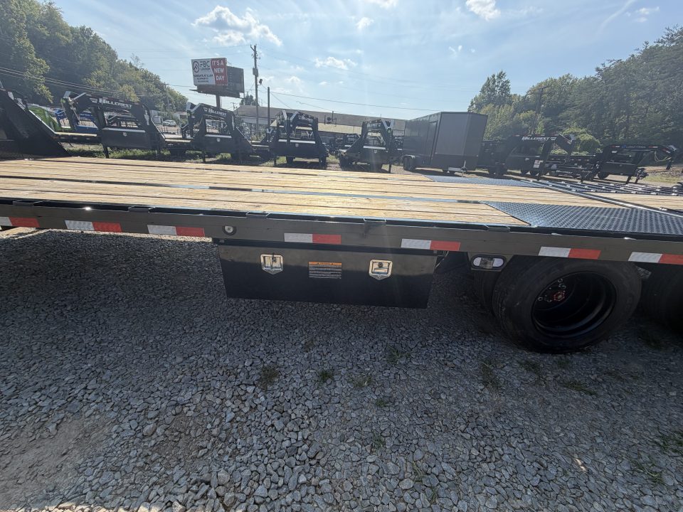 New Load Trail Gooseneck 102x32 Hydraulic Dovetail 24K Black W/ Raised Neck, Pipe Bridge, 17.5/16P & 12' Tail W/ Cleats