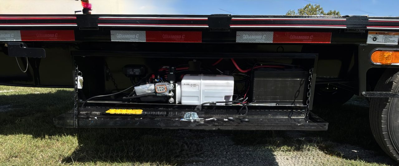New 2027 Diamond C DET208 DECKOVER TRAILER; ABS BRAKES; HYDRAULIC JACK; BLUETOOTH WIRELESS CONTROLLER; FULL BED TILT; 18PLY TIRES