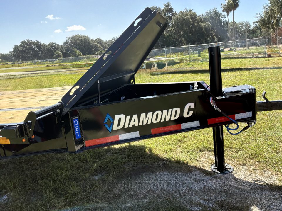 New 2027 Diamond C DET208 DECKOVER TRAILER; ABS BRAKES; HYDRAULIC JACK; BLUETOOTH WIRELESS CONTROLLER; FULL BED TILT; 18PLY TIRES