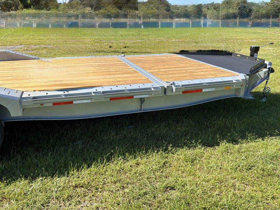 New 2027 DIAMOND C HXD208 TILT TRAILER; ABS BRAKES; DRIVE OVER FENDERS WITH FRAME EXTENSIONS; 18PLY TIRES; GRAVITY TILT HYDRAULIC DAMPENED