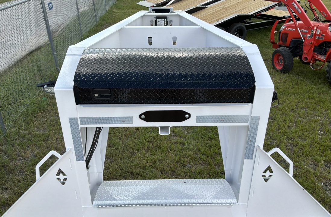 New 2027 DIAMOND C FMAX212HDT TILT TRAILER; PACESETTER 2.0 ENGINEERED BEAM WITH HYDRAULIC DOVETAIL; 32’ LONG 102” WIDE; 2 12K AXELS WITH ELECTRIC/HYDRAULIC DISC BRAKES; DUAL 20K HYDRAULIC JACKS; 7 WATT SOLAR CHARGING SYSTEM