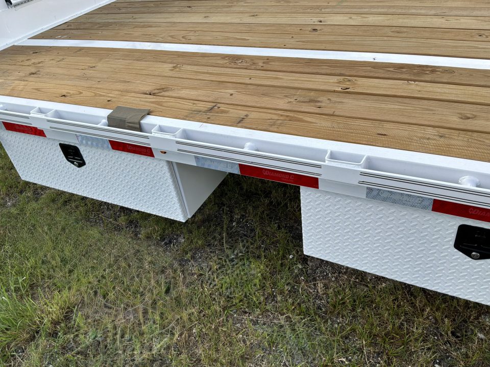 New 2027 DIAMOND C FMAX212HDT TILT TRAILER; PACESETTER 2.0 ENGINEERED BEAM WITH HYDRAULIC DOVETAIL; 32’ LONG 102” WIDE; 2 12K AXELS WITH ELECTRIC/HYDRAULIC DISC BRAKES; DUAL 20K HYDRAULIC JACKS; 7 WATT SOLAR CHARGING SYSTEM