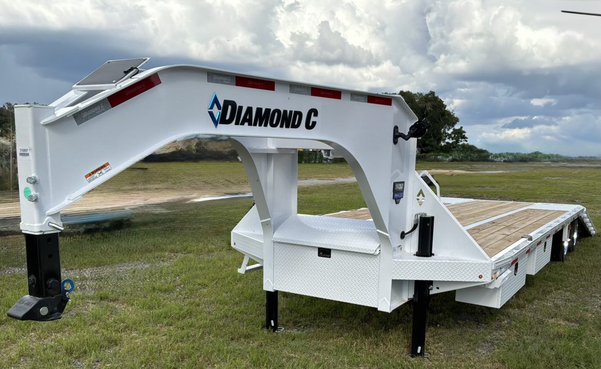 New 2027 DIAMOND C FMAX212HDT TILT TRAILER; PACESETTER 2.0 ENGINEERED BEAM WITH HYDRAULIC DOVETAIL; 32’ LONG 102” WIDE; 2 12K AXELS WITH ELECTRIC/HYDRAULIC DISC BRAKES; DUAL 20K HYDRAULIC JACKS; 7 WATT SOLAR CHARGING SYSTEM