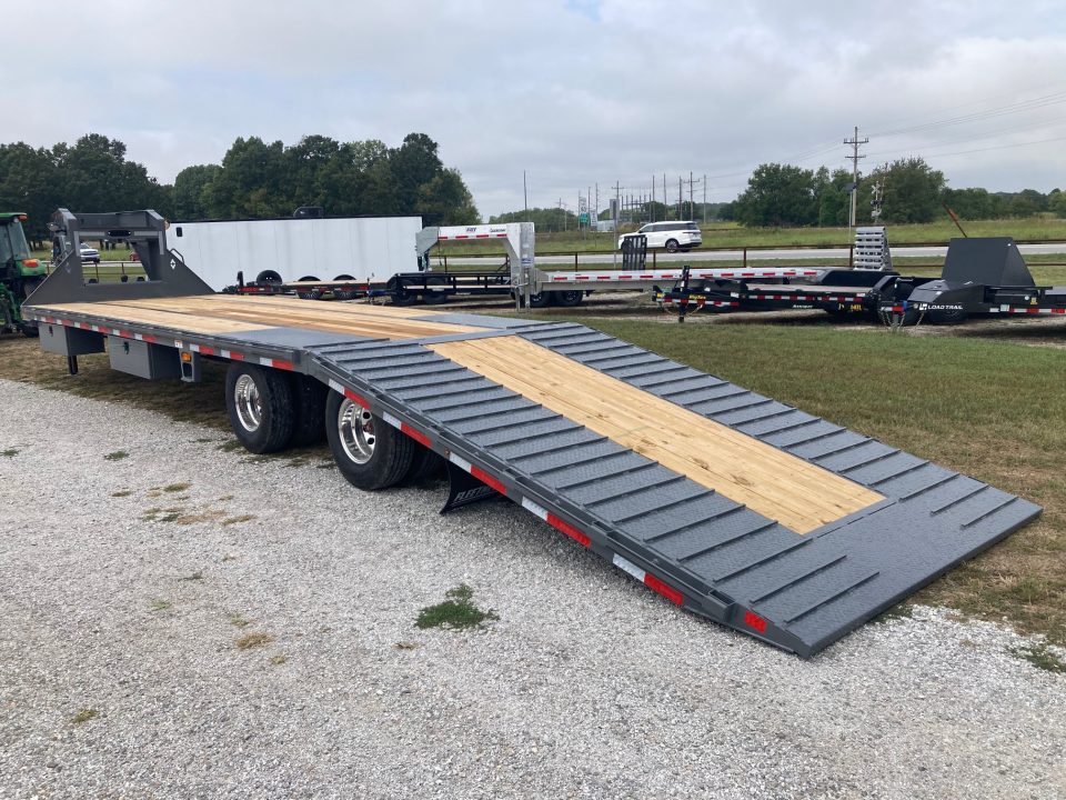 New 2027 Diamond C Trailers 102X35 TANDEM 25.9K GN HYDROTAIL W/ STEEL RUNNERS, HYDROJACK, DISC BRAKES & WIRELESS REMOTE Flatbed Trailer