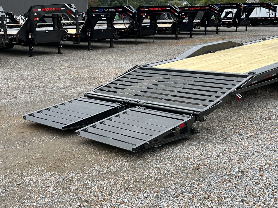 New 2027 MAXXD Gooseneck Trailer | 102" x 32' 18K GVWR