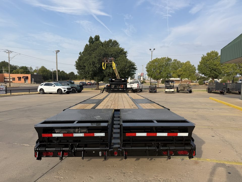 New #038681 2027 DIAMOND T DTF 32 X 102 DUAL TANDEM 20K FLATBED GOOSENECK W/ MAXX RAMPS