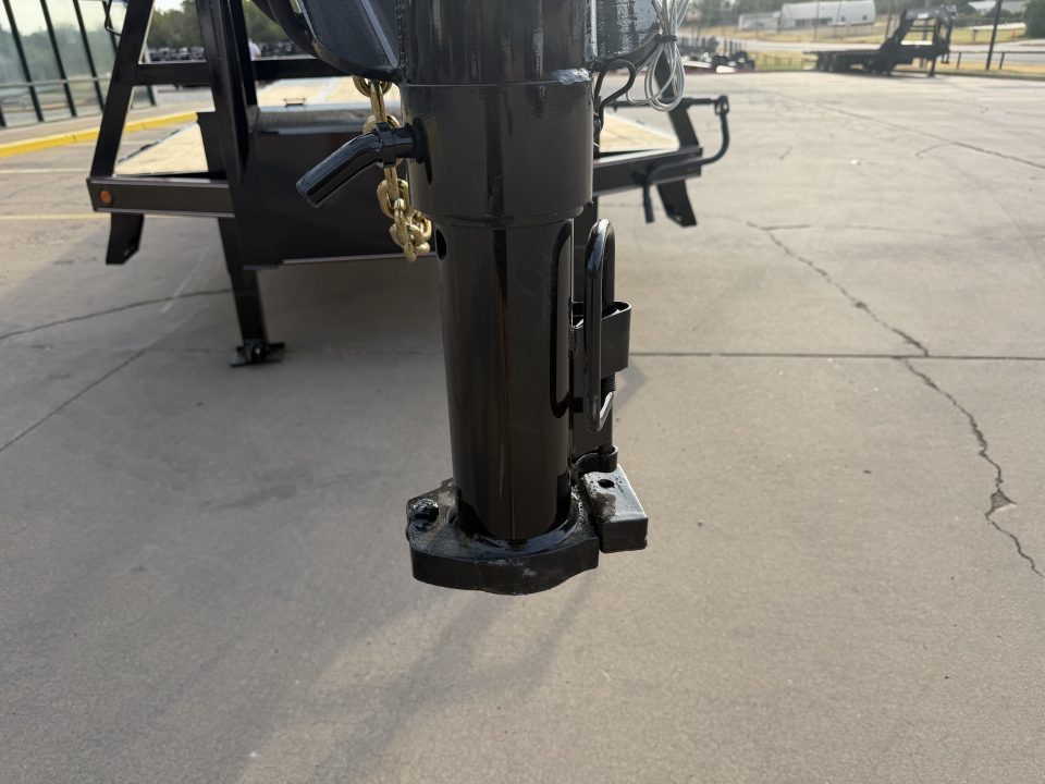 New #038681 2027 DIAMOND T DTF 32 X 102 DUAL TANDEM 20K FLATBED GOOSENECK W/ MAXX RAMPS