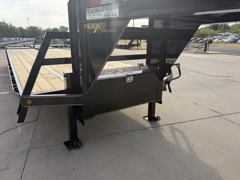 New #038681 2027 DIAMOND T DTF 32 X 102 DUAL TANDEM 20K FLATBED GOOSENECK W/ MAXX RAMPS