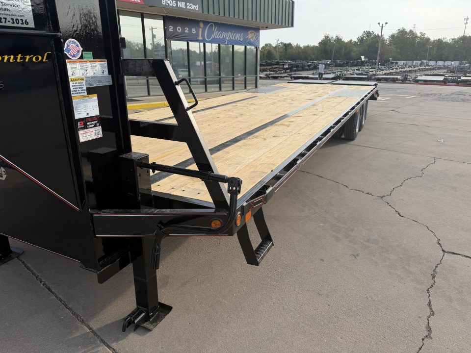 New #038681 2027 DIAMOND T DTF 32 X 102 DUAL TANDEM 20K FLATBED GOOSENECK W/ MAXX RAMPS