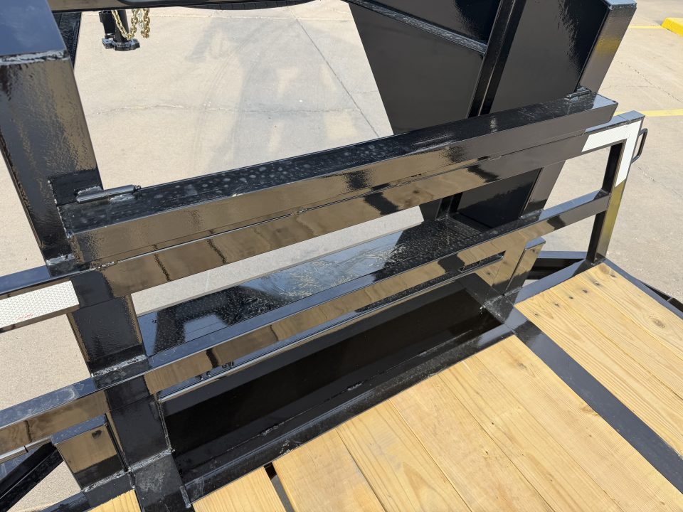 New #038681 2027 DIAMOND T DTF 32 X 102 DUAL TANDEM 20K FLATBED GOOSENECK W/ MAXX RAMPS