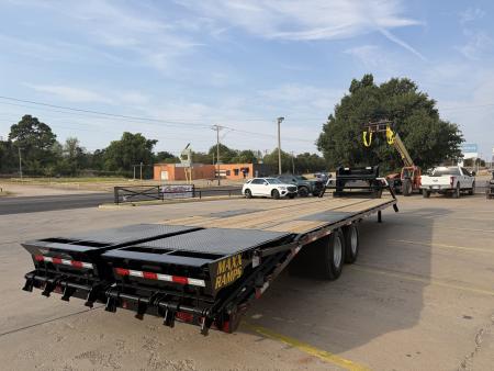 New #038681 2027 DIAMOND T DTF 32 X 102 DUAL TANDEM 20K FLATBED GOOSENECK W/ MAXX RAMPS