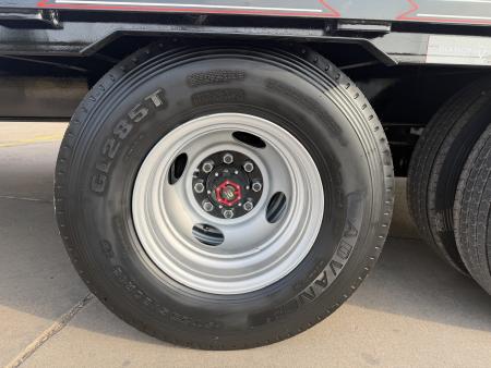 New #038681 2027 DIAMOND T DTF 32 X 102 DUAL TANDEM 20K FLATBED GOOSENECK W/ MAXX RAMPS