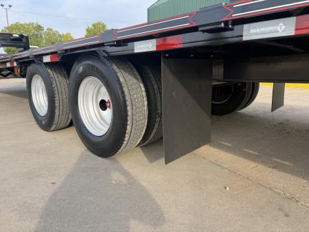 New #038681 2027 DIAMOND T DTF 32 X 102 DUAL TANDEM 20K FLATBED GOOSENECK W/ MAXX RAMPS