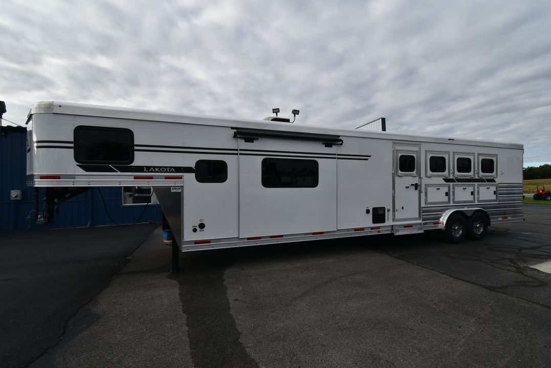 New 2027 Lakota Legacy 8415SR Horse Trailer