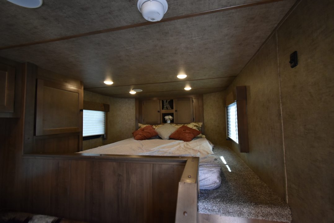 New 2027 Lakota Legacy 8415SR Horse Trailer