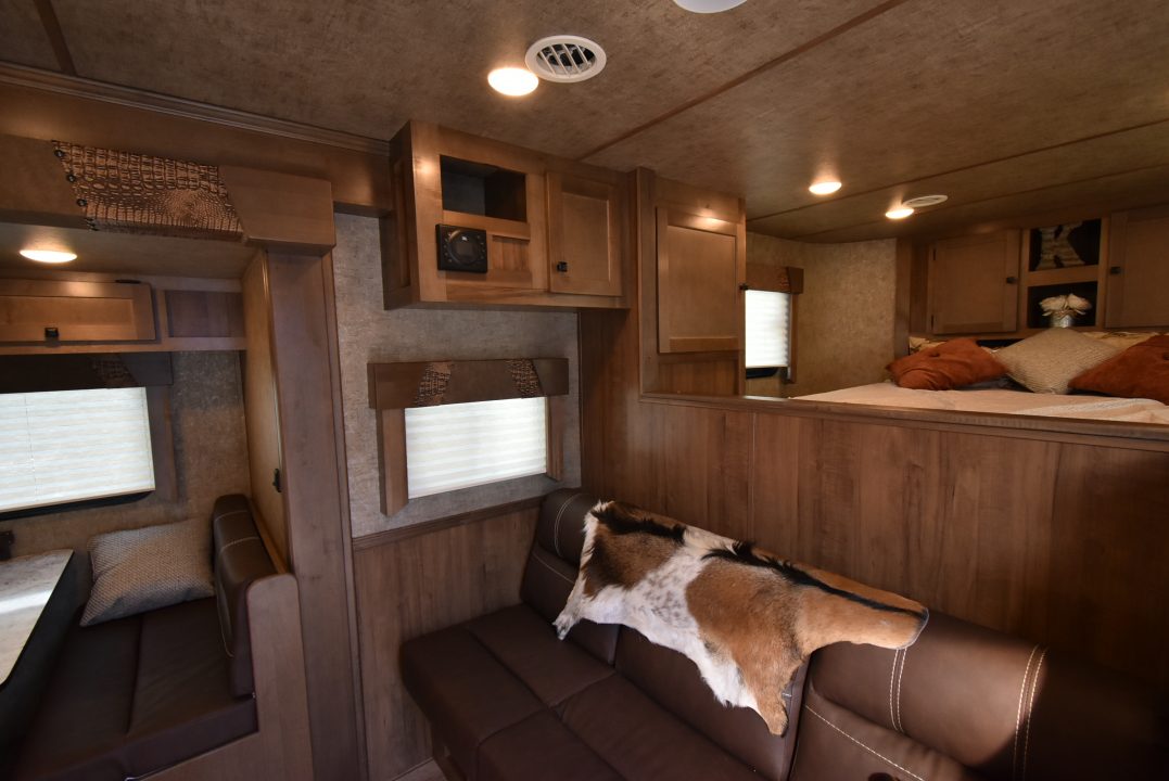 New 2027 Lakota Legacy 8415SR Horse Trailer